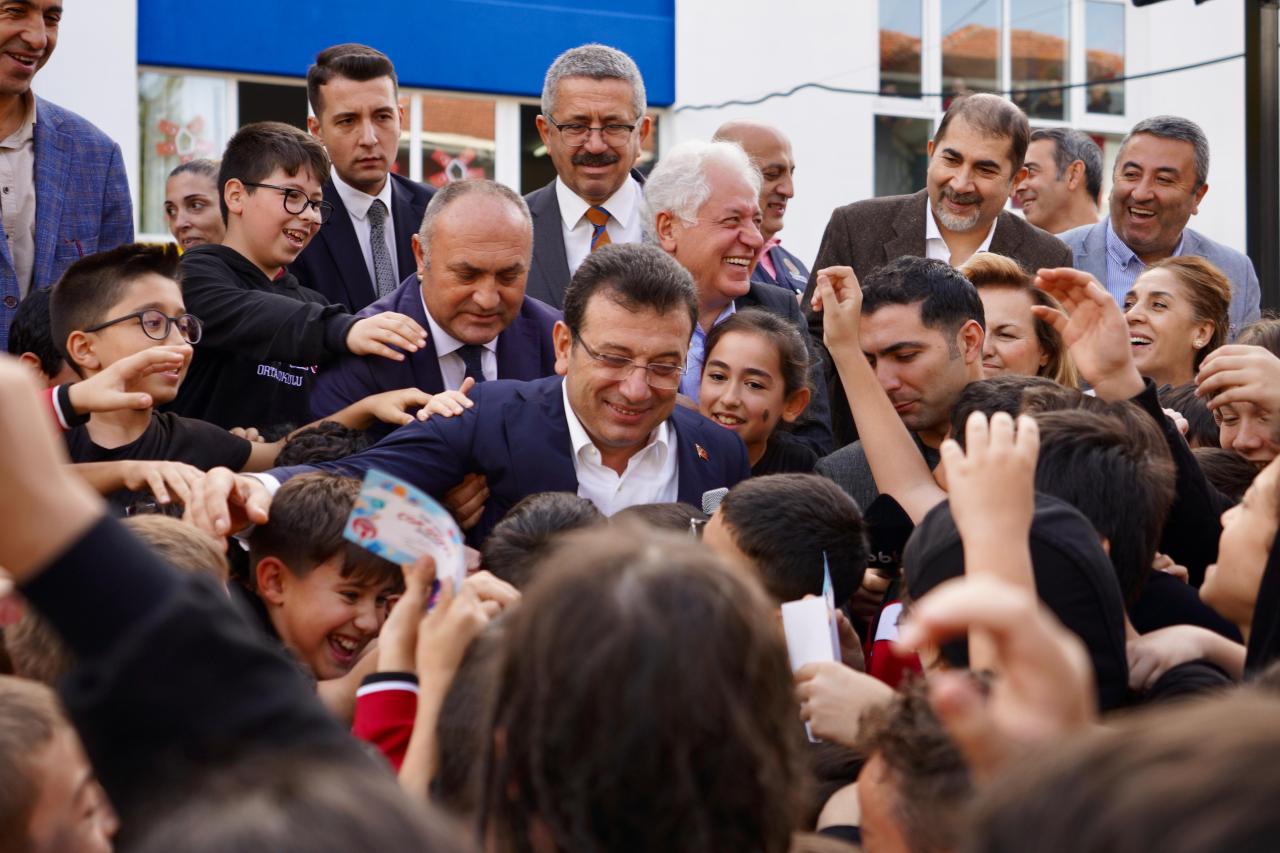 ÇOCUKLARDAN İMAMOĞLU’NA SEVGİ SELİ