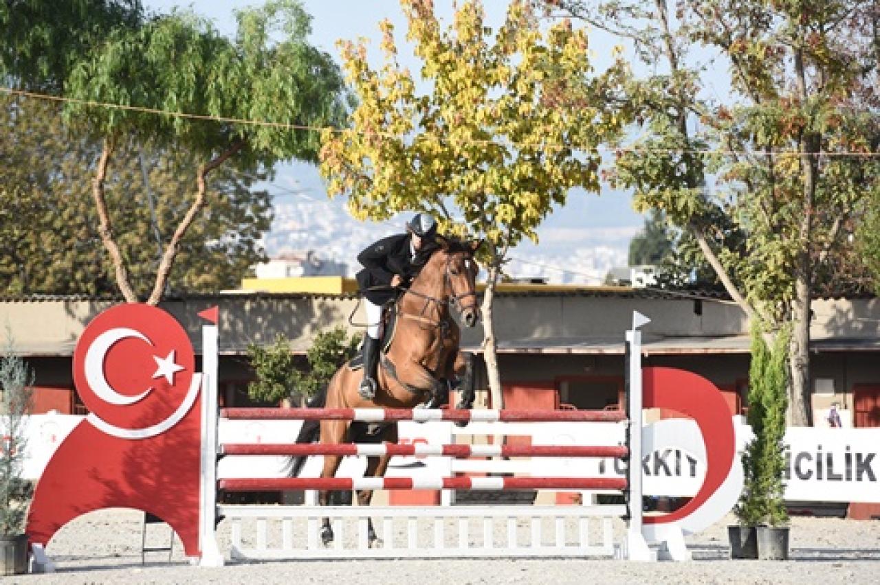 İzmir Atlıspor İhtisas Kulübü'nde Türkiye Jokey Kulübü kupası müsabakası düzenlendi