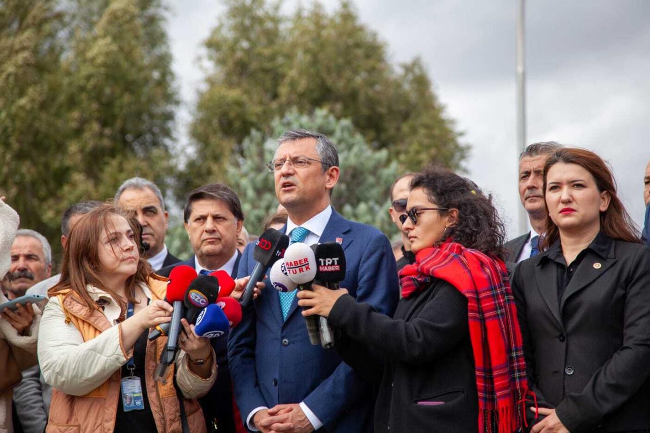 CHP Genel Başkanı Özgür Özel, 3’üncü Genel Başkan Ecevit’i Mezarı Başında Andı