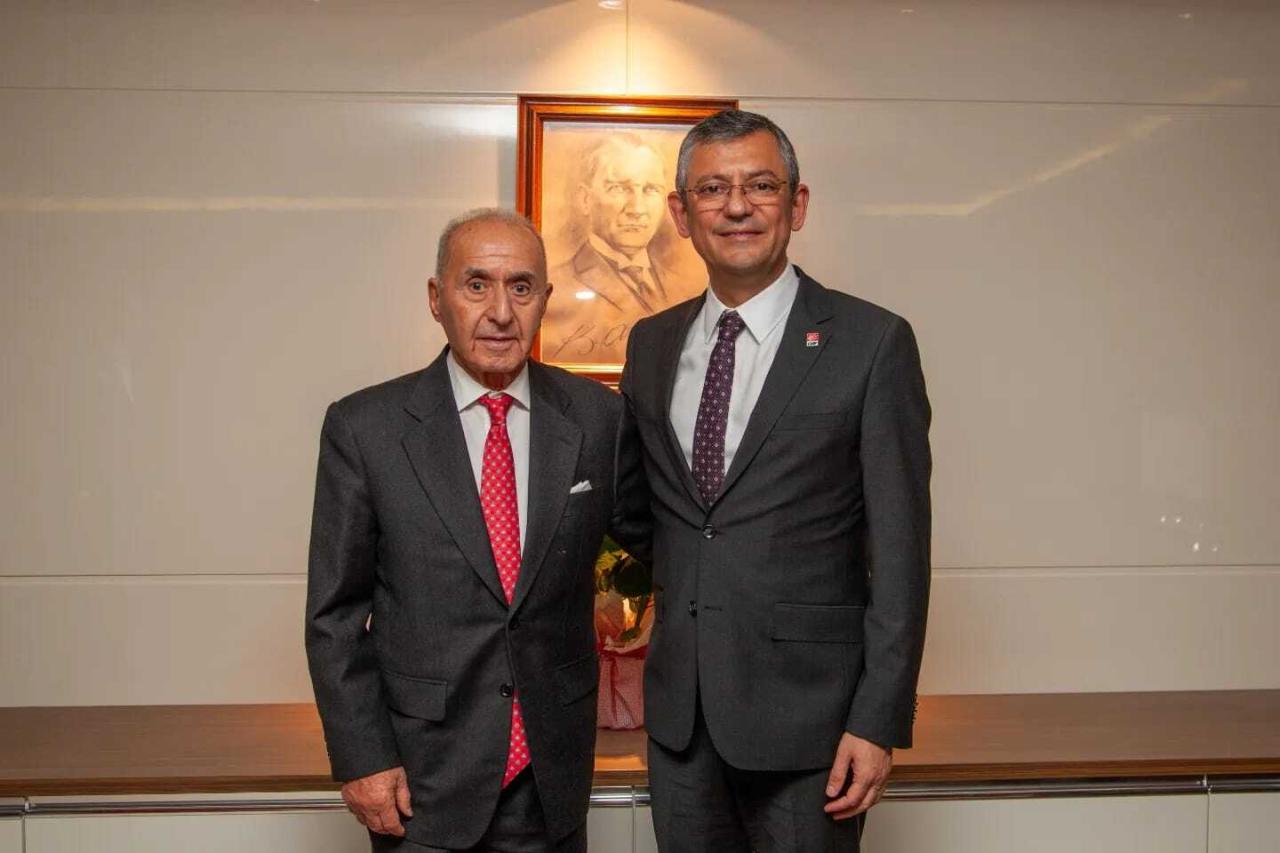 CHP Genel Başkanı Özgür Özel, CHP’nin Önceki Genel Başkanlarından Hikmet Çetin ile Bir Araya Geldi
