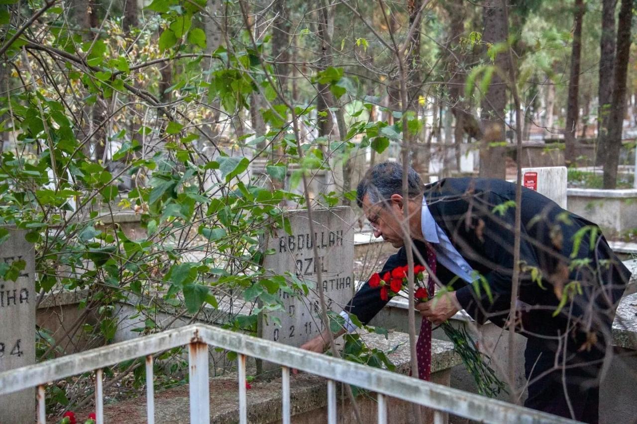 CHP Genel Başkanı Özgür Özel, Manisa'da Aile Büyükleri ve Meslektaşlarının Mezarlarını Ziyaret Etti