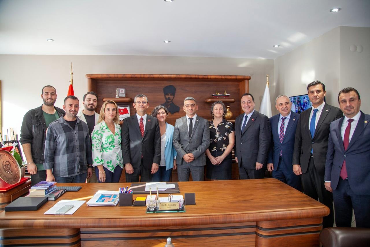 CHP Genel Başkanı Özgür Özel, Manisa Eczacı Odası Yönetim Kurulu Başkanı Devrim Balı'yı Ziyaret Etti