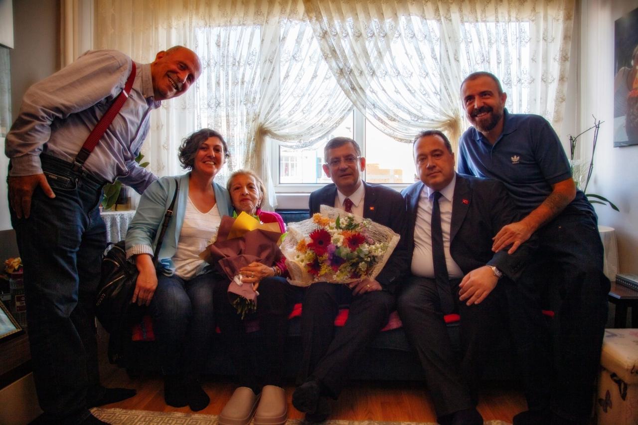 CHP Genel Başkanı Özgür Özel: “Yıllar Önce Her Şey Onun Telefonu ile Başladı... Nükhet Ablamı Evinde Ziyaret Ettim”