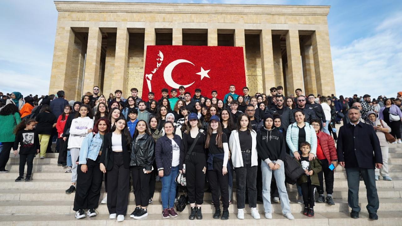 KÜÇÜKÇEKMECELİ 100 GENÇ, CUMHURİYET’İN 100. YILINDA ATA’NIN HUZURUNDA