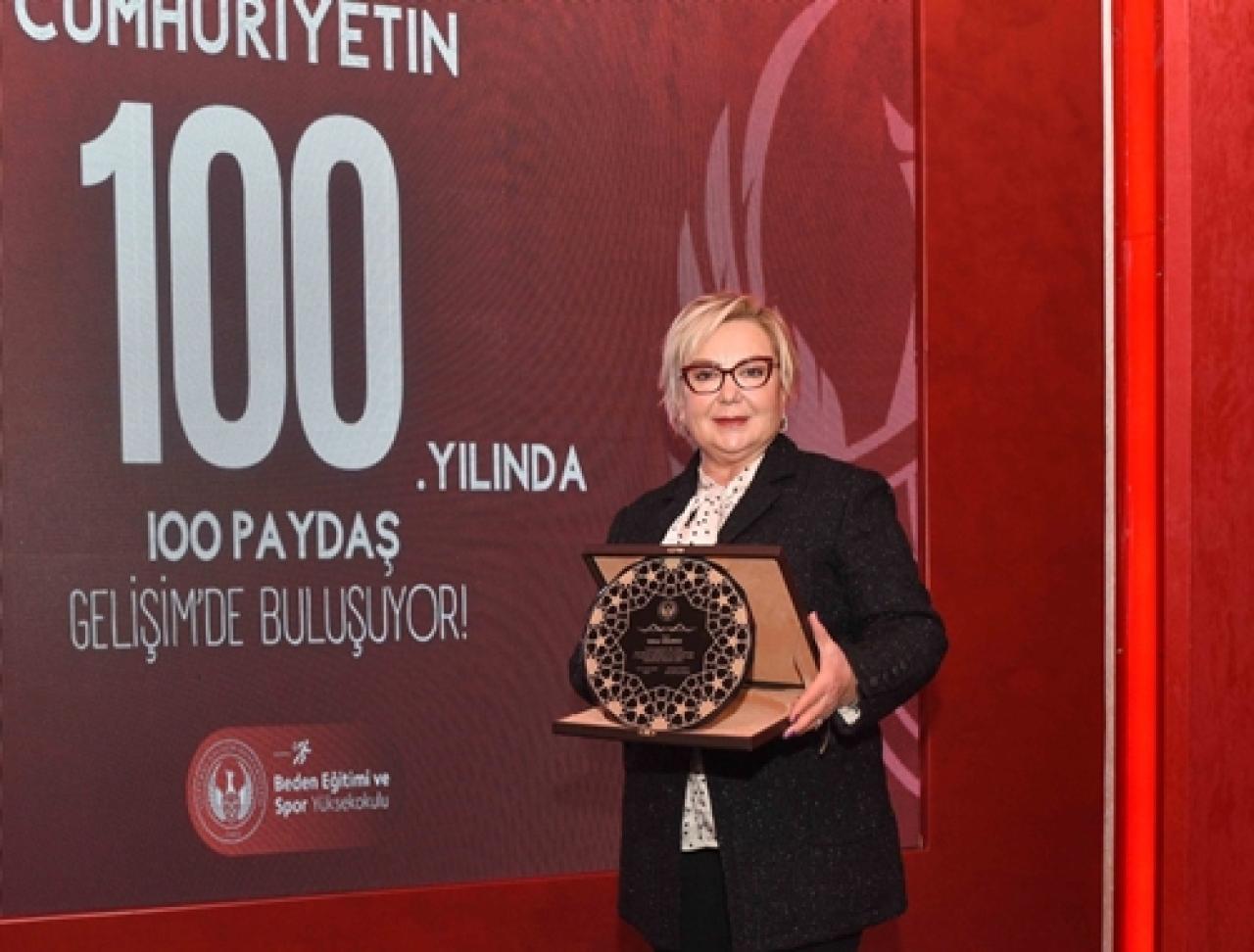 Gelişim Üniversitesi’nden Yönetim Kurulu Üyemiz Gülnur Gülerce’ye ödül