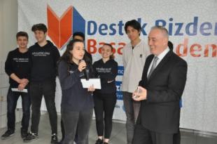 Eyüpsultanlı lise son sınıf öğrencilerine, 962 bin 500 TL'lik destek verildi