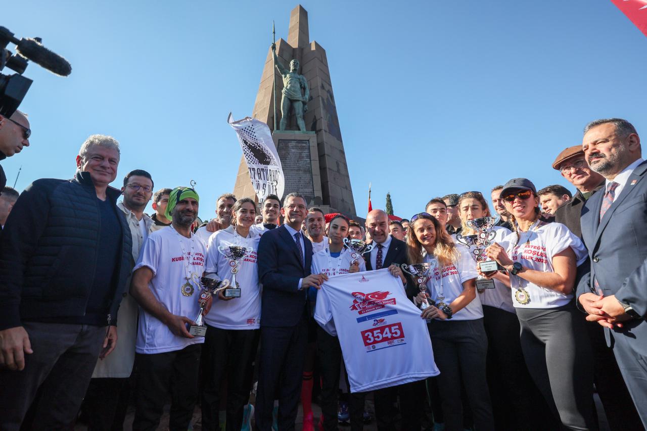 CHP Lideri Özel: Atatürk’ün Resmini Takmayı Reddeden Sözde 3 Teğmene Karşı Çıkan 4 Teğmen; Kubilay’ın Teğmenleridir