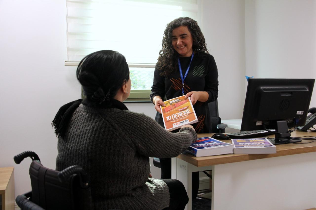 İBB’DEN ENGELLİ MEMUR ADAYLARINA SINAV SETİ HEDİYESİ