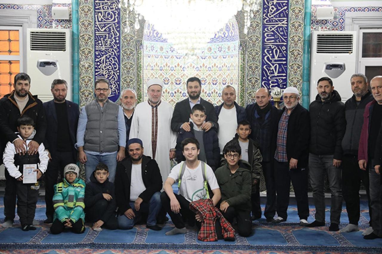 KAĞITHANE'DE GENÇLİK UYANIYOR, DUADA BULUŞUYOR