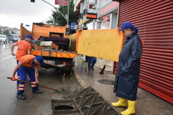 ŞİDDETLİ YAĞIŞ SIRASINDA BELEDİYE EKİPLERİ GÖREV BAŞINDAYDI