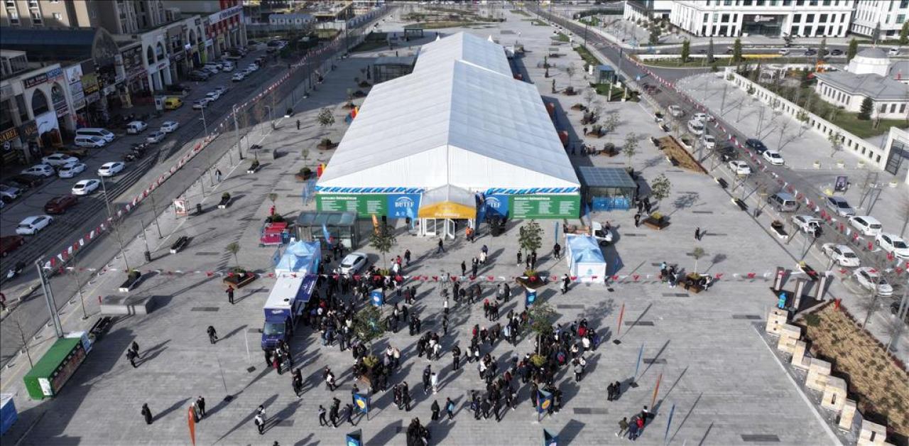 BAŞAKŞEHİRLİ GENÇLERDEN BÜTEF’E YOĞUN İLGİ