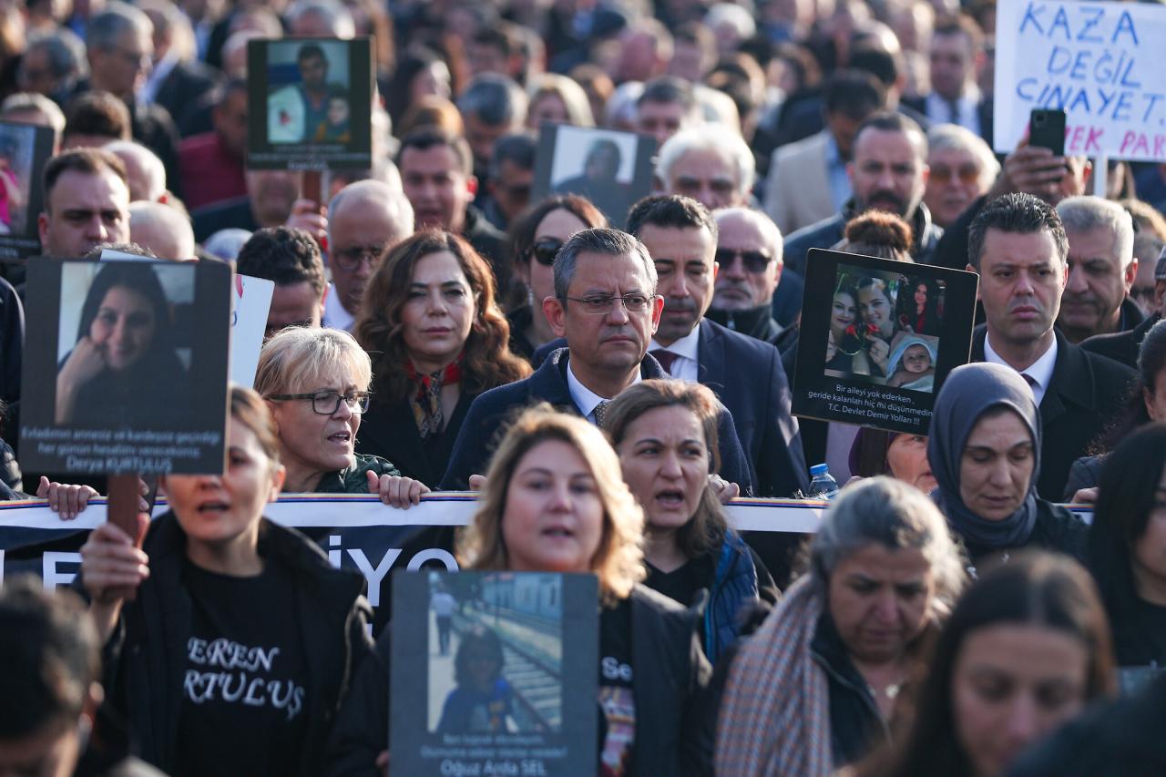 CHP Lideri Özgür Özel, Çorlu Davasını Takip Etti… “Kararı Seçimden Sonraya Kaçırdılar, 25 Nisan Günü Ben Yine Buradayım”