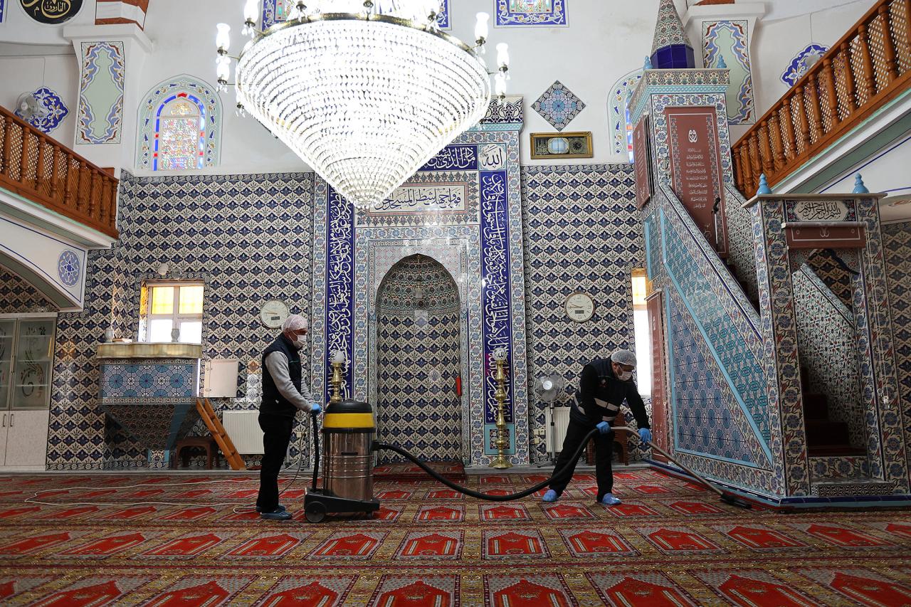 ATAŞEHİR’DEKİ CAMİLERDE RAMAZAN TEMİZLİĞİ YAPILIYOR