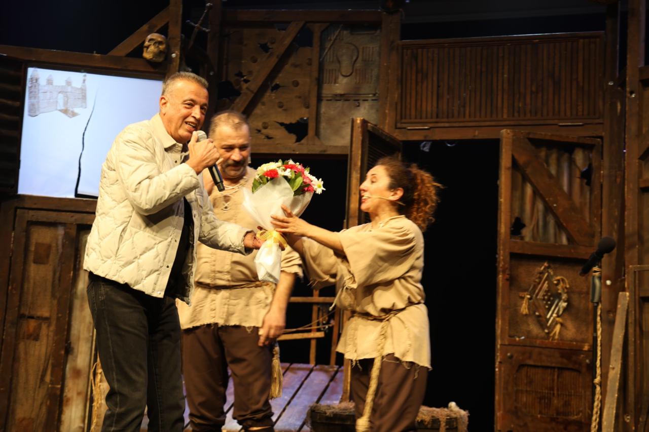 İNAL AYDINOĞLU KÜLTÜR MERKEZİ’NDE “BİR BABA HAMLET” OYUNU SAHNELENDİ