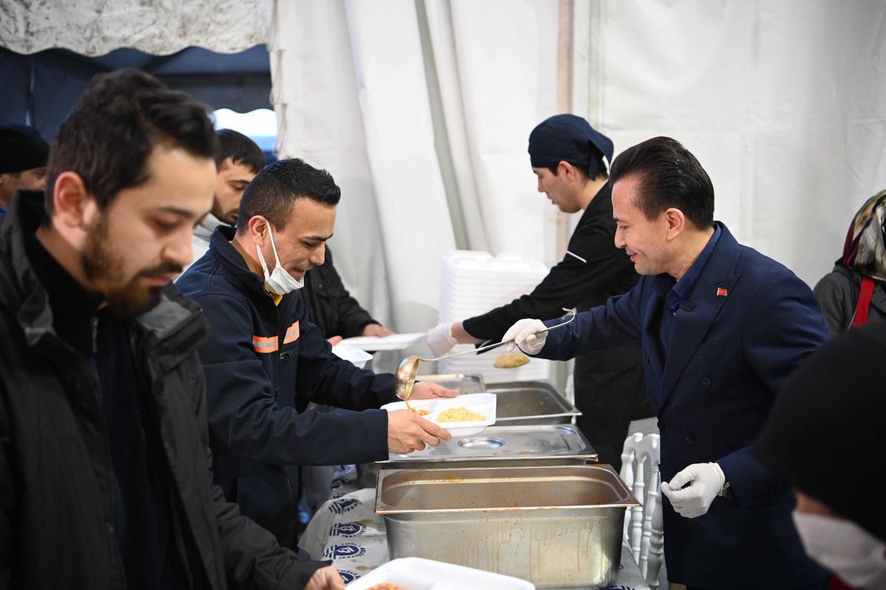 Tuzla’da iftar çadırı geleneği bu yıl da devam ediyor