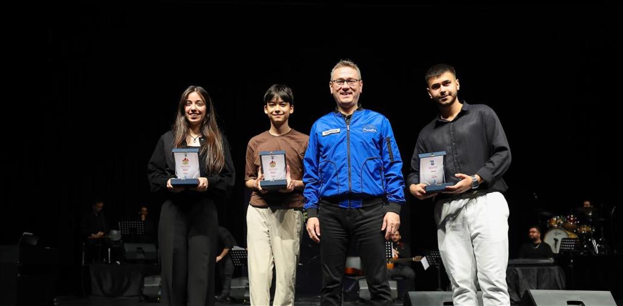 GENÇLERİN SANAT ŞÖLENİ: İSTANBUL GENÇLİK OYUNLARI'NDA MÜZİK VE ŞİİR FİNAL HEYECANI