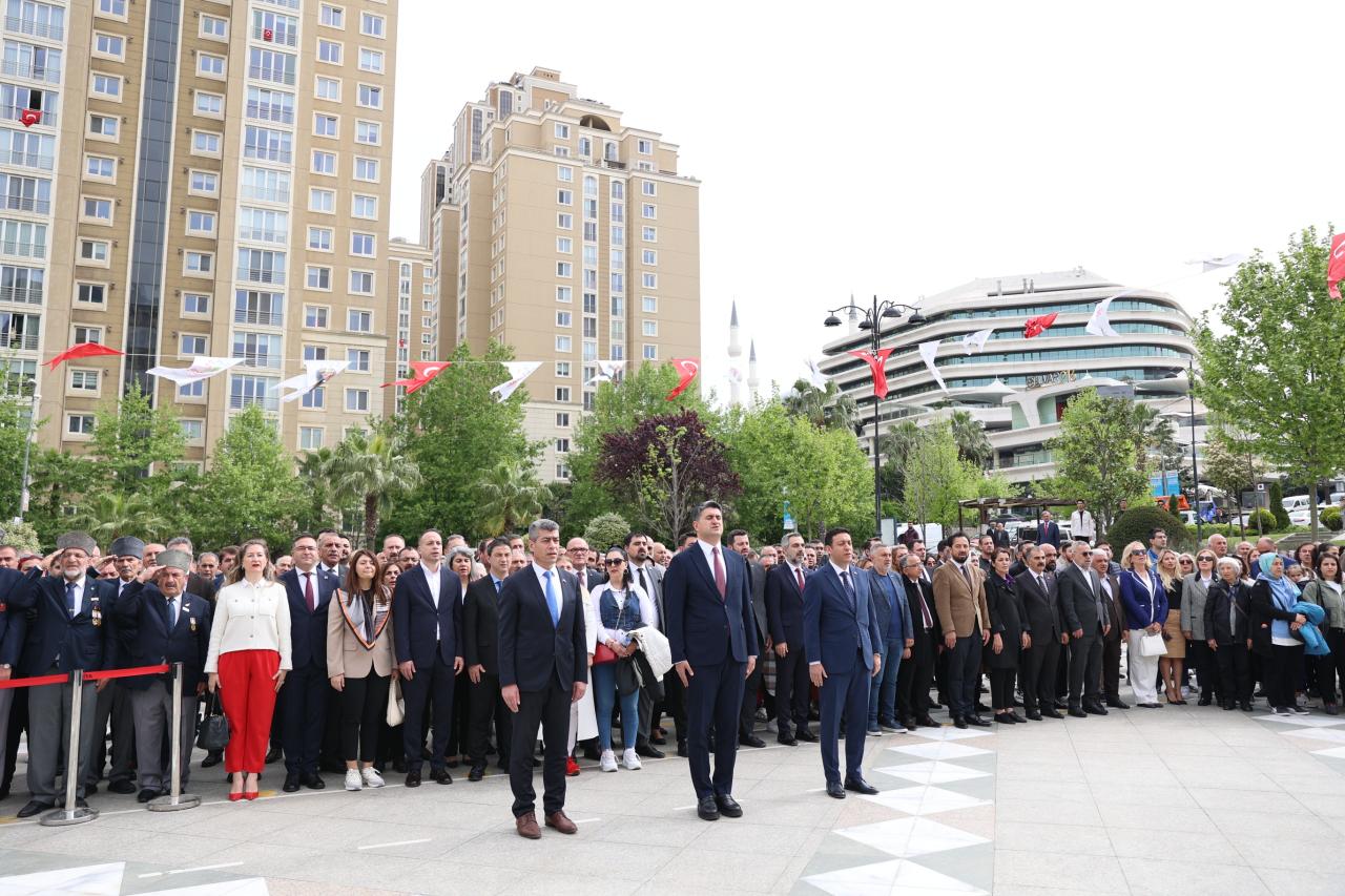 ATAŞEHİR’DE 23 NİSAN RESMİ TÖREN KUTLAMALARIYLA BAŞLADI