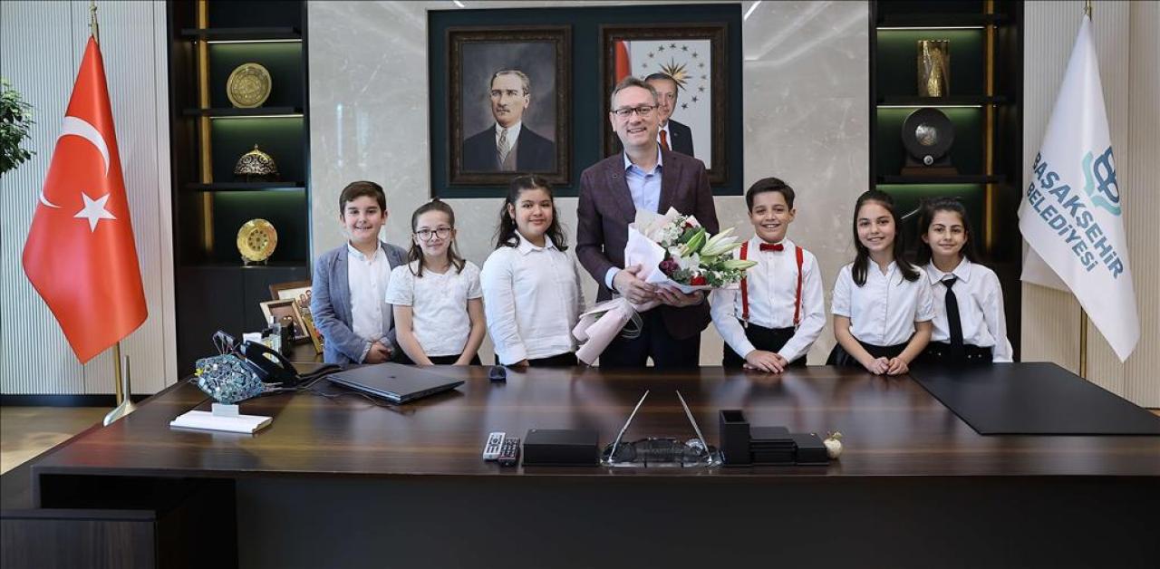 23 NİSAN’DA BAŞAKŞEHİR’DE BAŞKANLIK KOLTUĞUNA OTURAN HİKMET’TEN FİLİSTİN’E ANLAMLI MESAJ