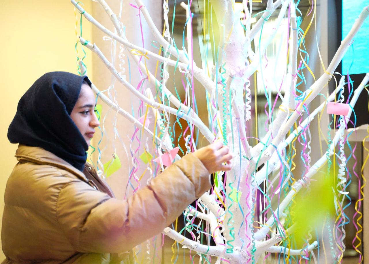 Tuzla Belediye Binası’na dilek ağaçları yerleştirildi