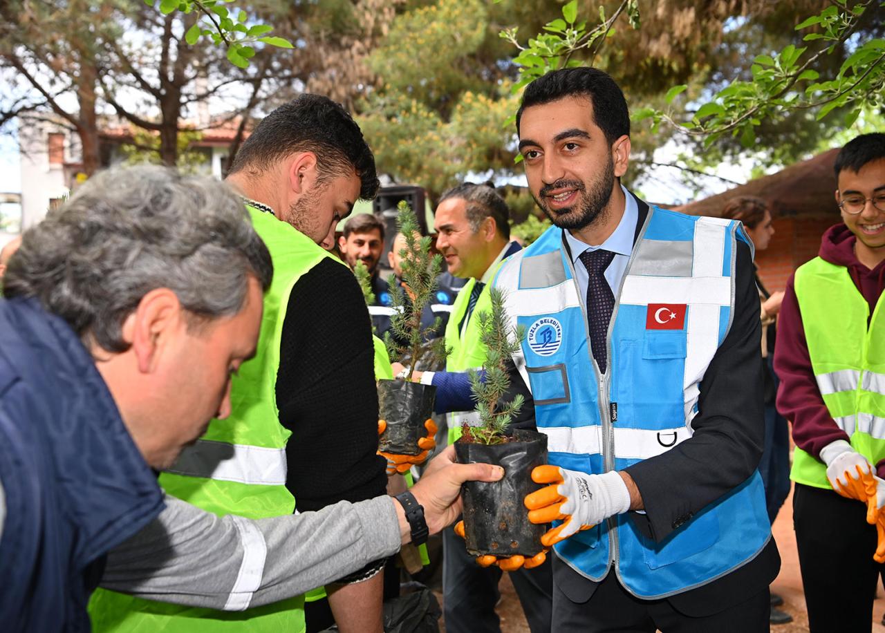 Tuzla’da 'Orman Benim' Kampanyası Kapsamında Mercan Park Temizlendi