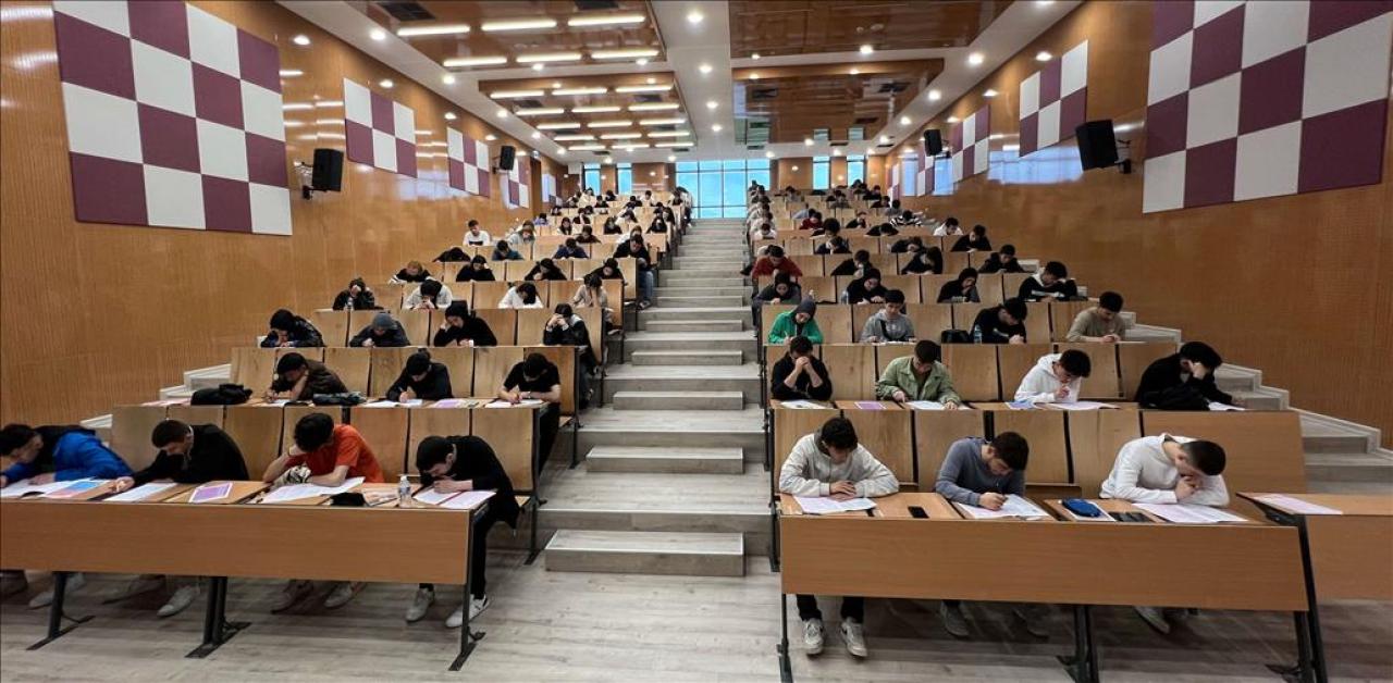 BAŞAKŞEHİR AKADEMİLİ GENÇLER TYT DENEME SINAVINDA TER DÖKTÜ