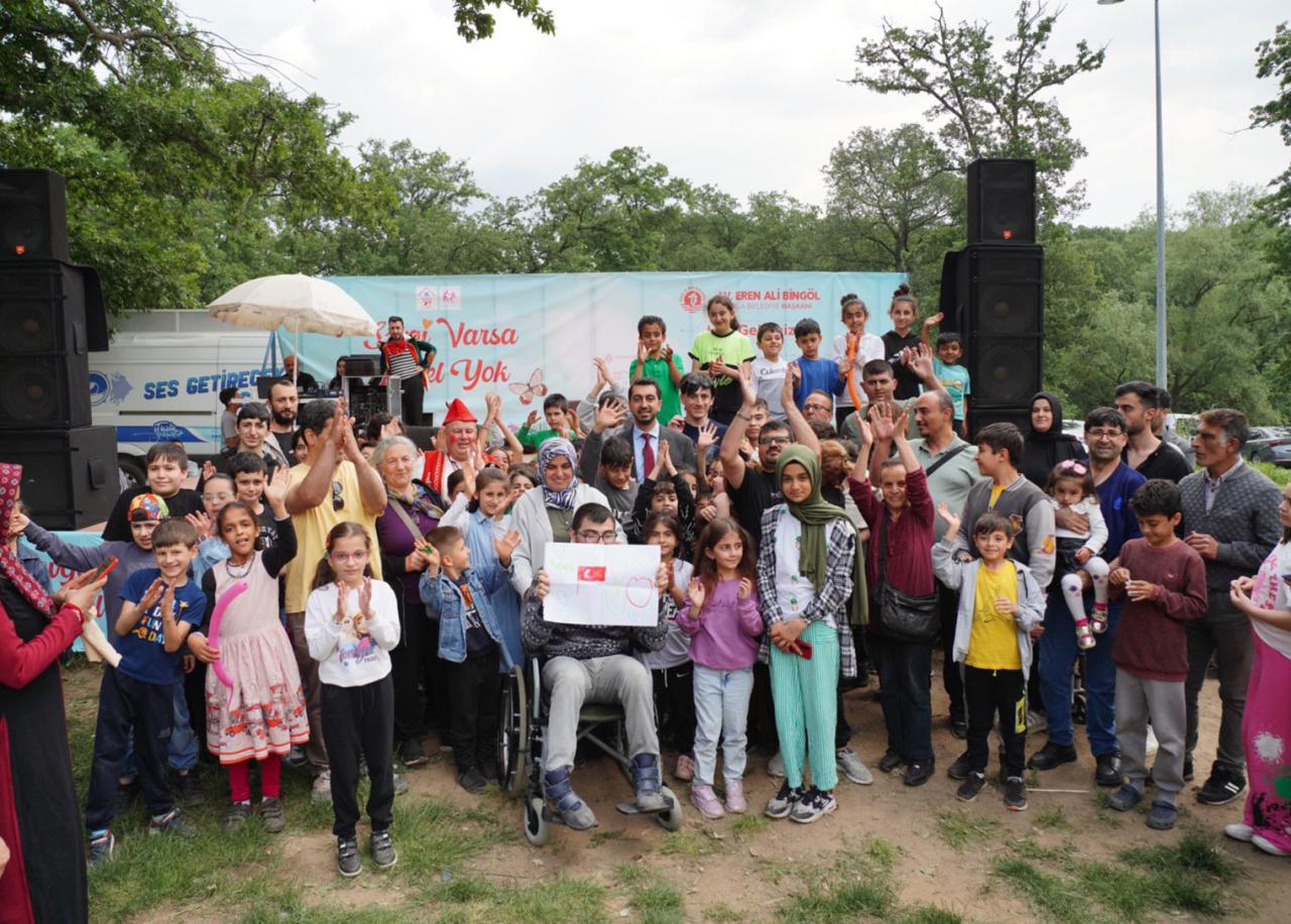 Tuzla’nın özel çocukları, anneleriyle ‘Mutluluğun Resmi’ni çizdi