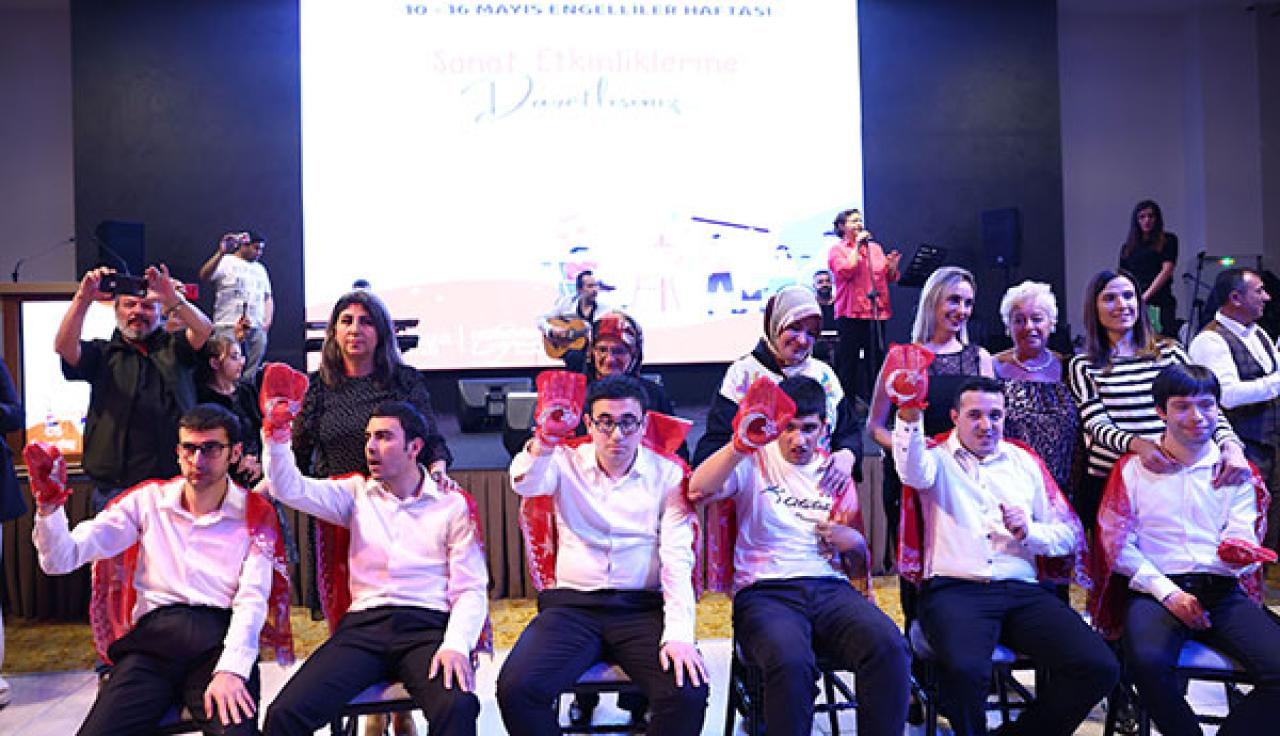 Engelsiz Yaşam Merkezi'ndeki Gençler İçin Asker Kınası