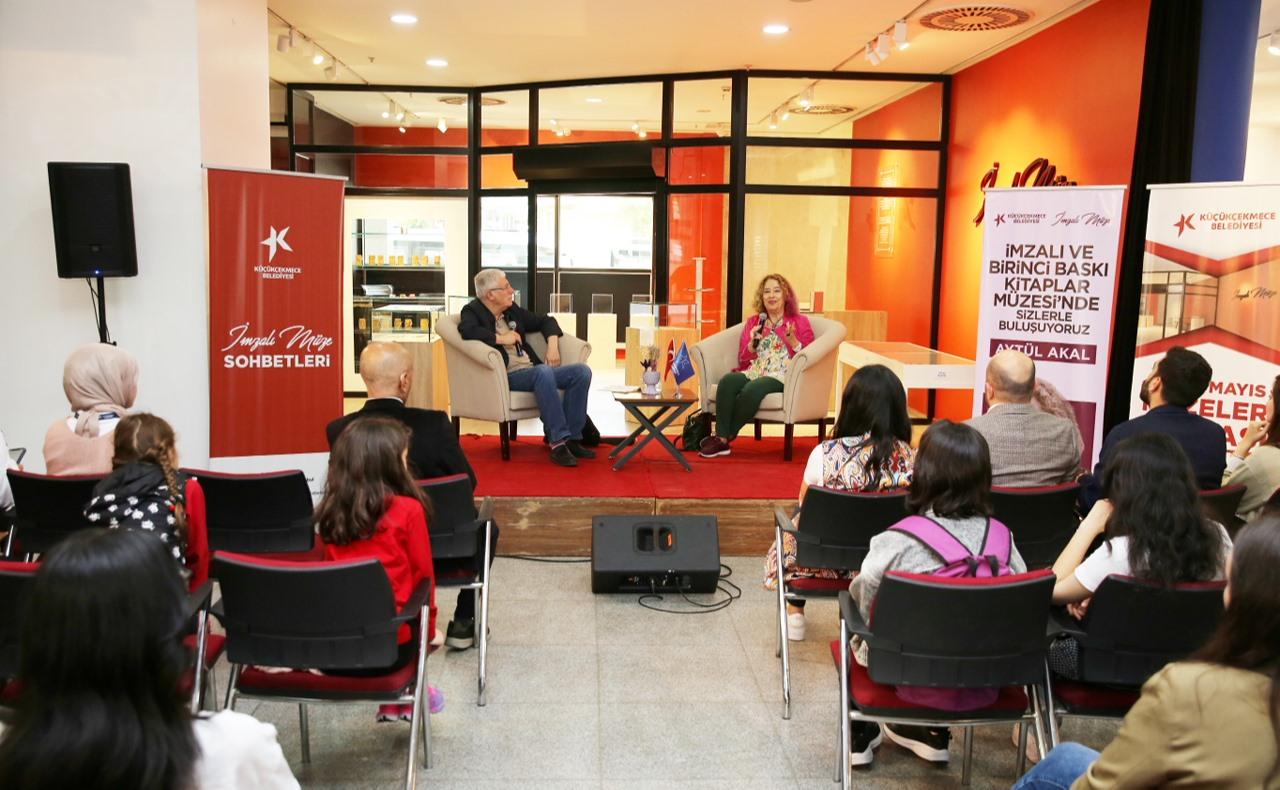 YAZAR AYTÜL AKAL’DAN ÖĞRENCİLERE :’MESLEK SEÇİMİNDE ÖNCELİĞİNİZ PARA OLMASIN’