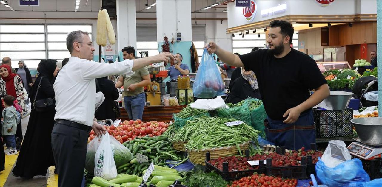 BAŞKAN KARTOĞLU, KAPALI PAZARI ZİYARET EDEREK ALIŞVERİŞ YAPTI