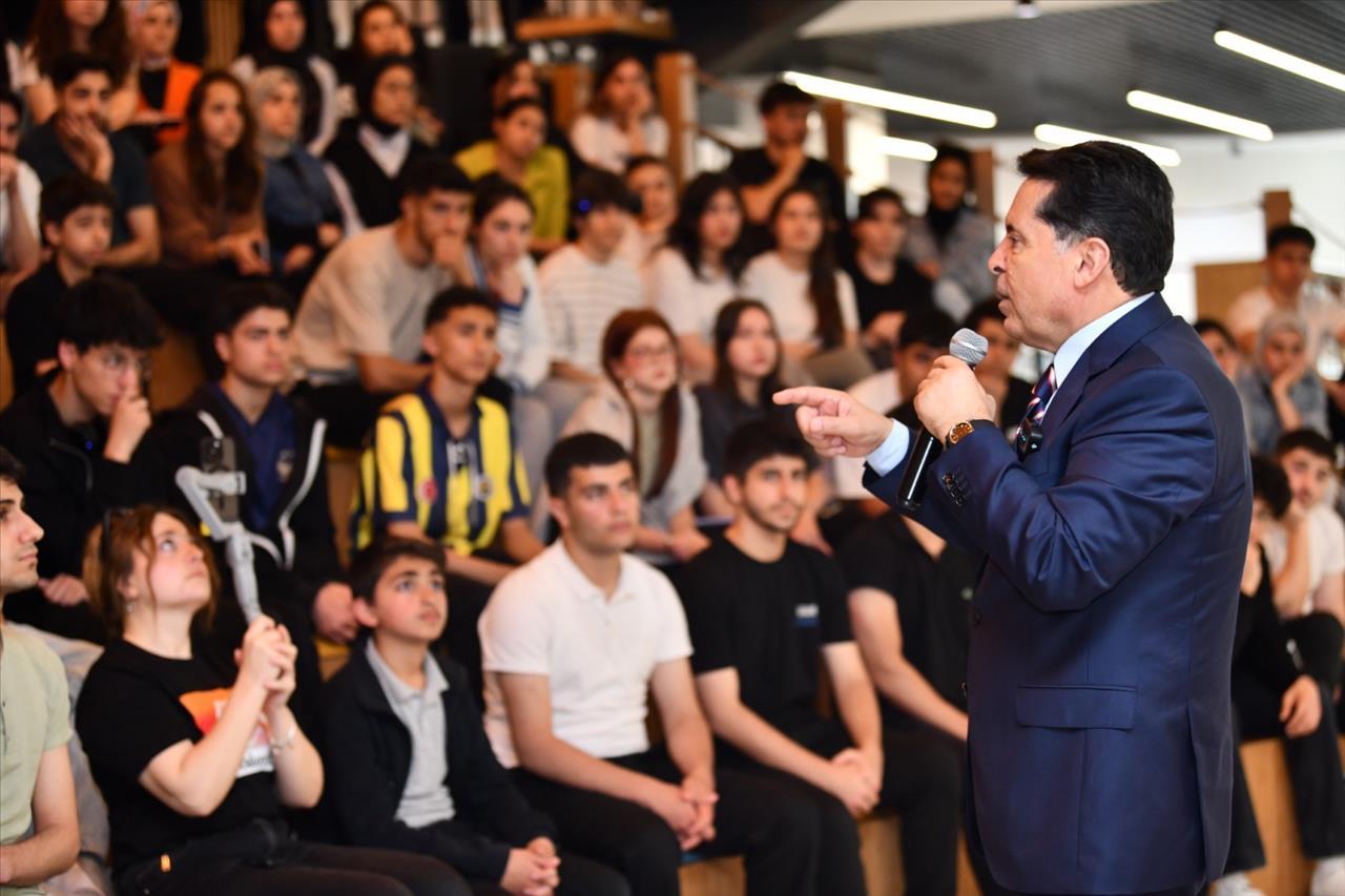 Başkan Özer Kariyer Yıllarını Esenyurtlu Gençlere Anlattı