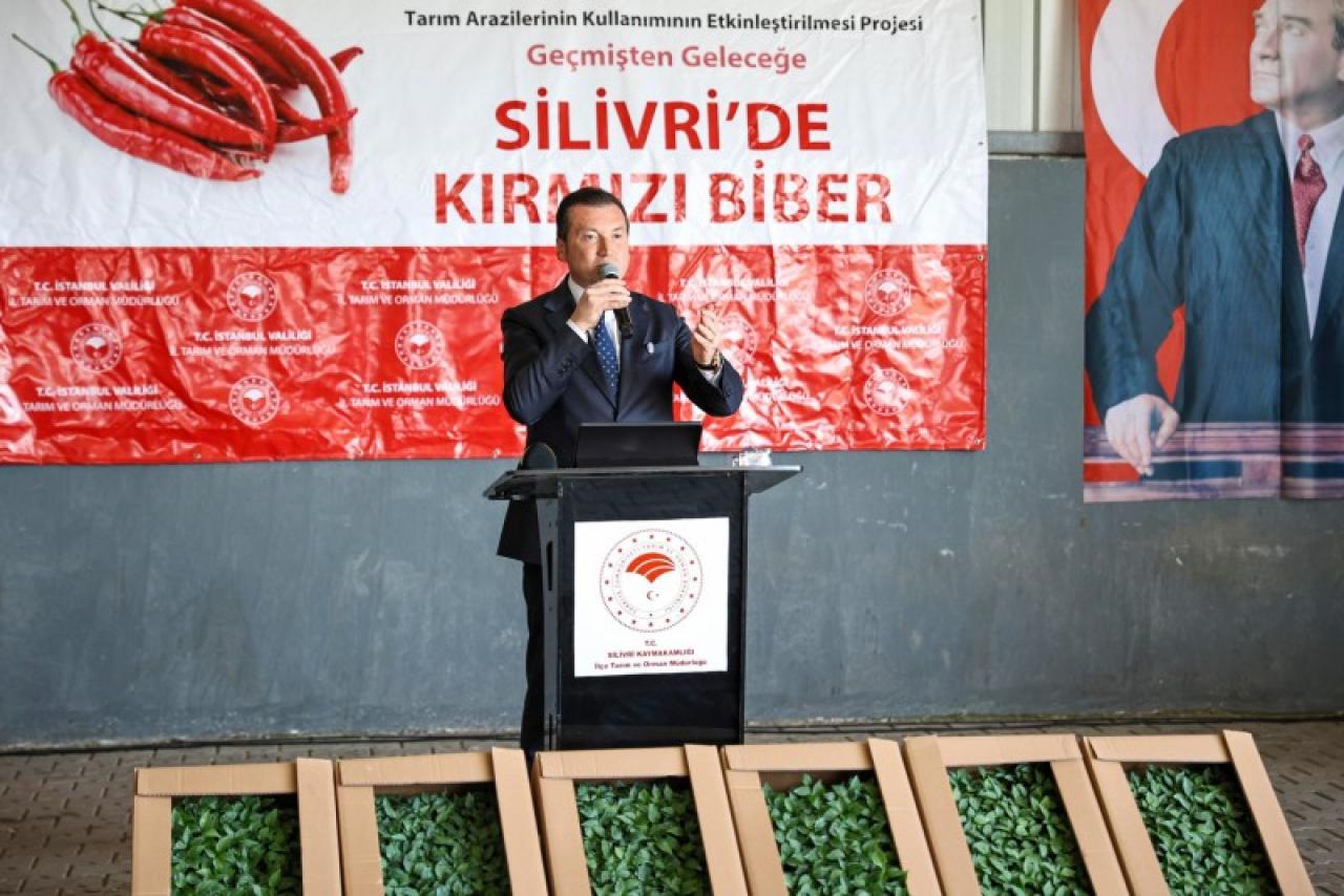 Başkan Bora Balcıoğlu, Kırmızı Biber Fidesi Dağıtım Programına Katıldı