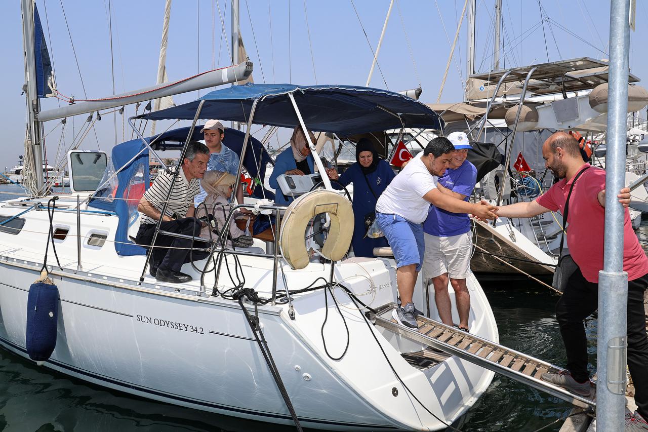 ENGELLİ ÇOCUK VE GENÇLERİN YELKENLİ HEYECANI