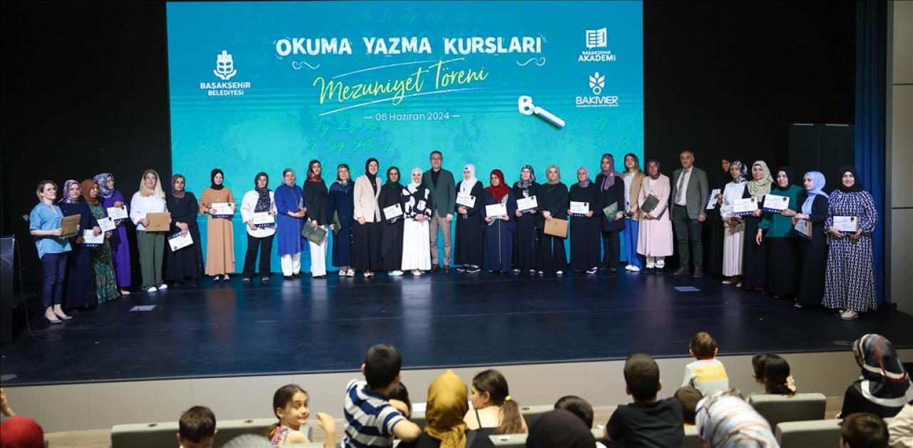 OKUMA YAZMA ÖĞRENEN BAŞAKŞEHİRLİ KADINLAR SERTİFİKALARINI ALDI