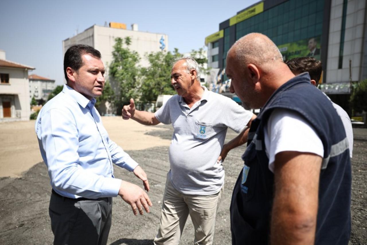 Başkan Balcıoğlu, İlçe Milli Eğitim Müdürlüğü Otoparkındaki Asfalt Serme Çalışmalarını Denetledi