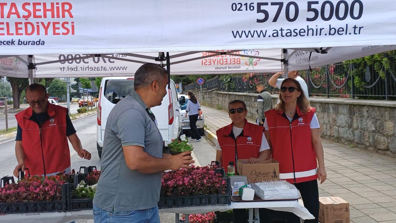 ATAŞEHİR’DE MEZARLIK ZİYARETİNDE ANLAMLI İKRAM