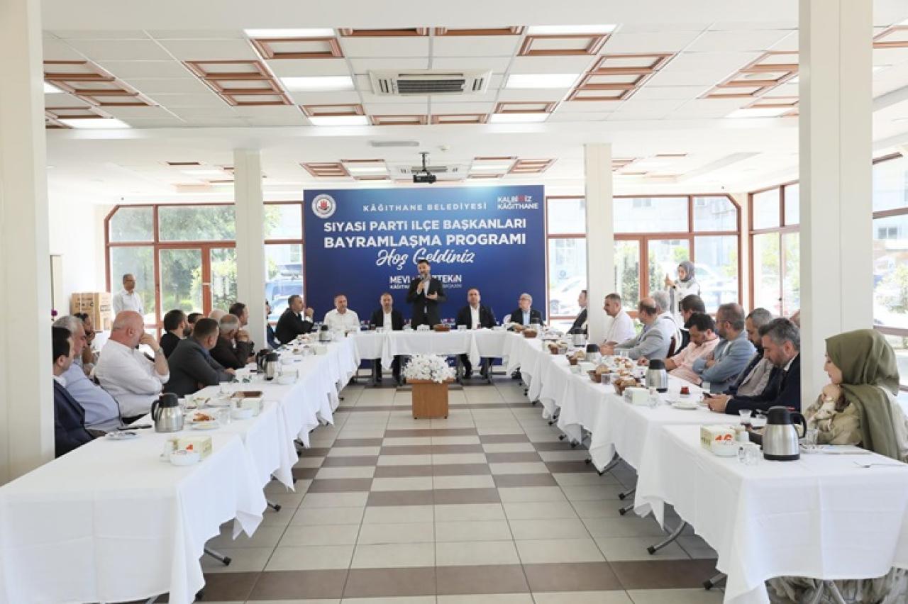 KAĞITHANE'DE SİYASİ GELENEK BU BAYRAMDA DA YERİNİ BULDU