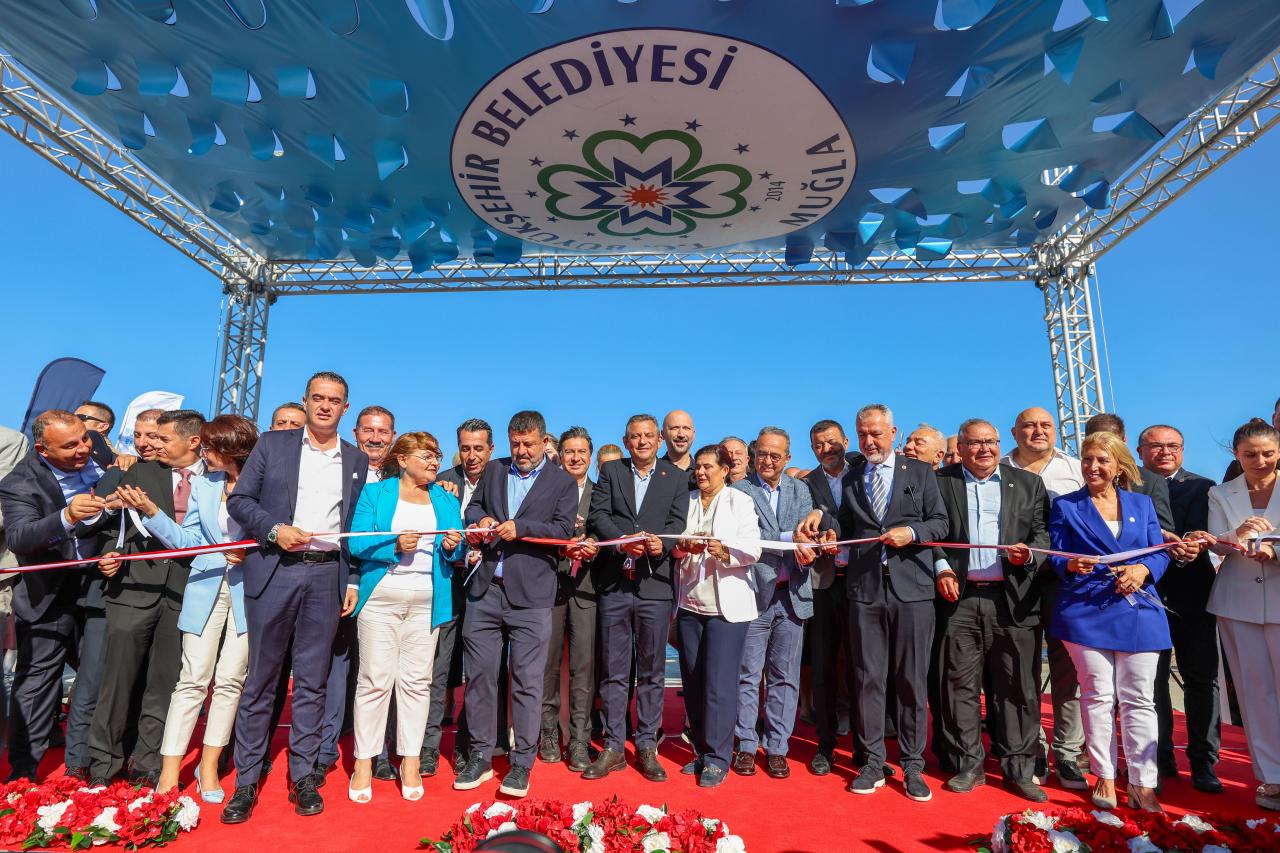 Cumhuriyet Halk Partisi Lideri Özgür Özel: “Emekli Halk Kartı Bütün Emeklilerimize Müjdeliyoruz”