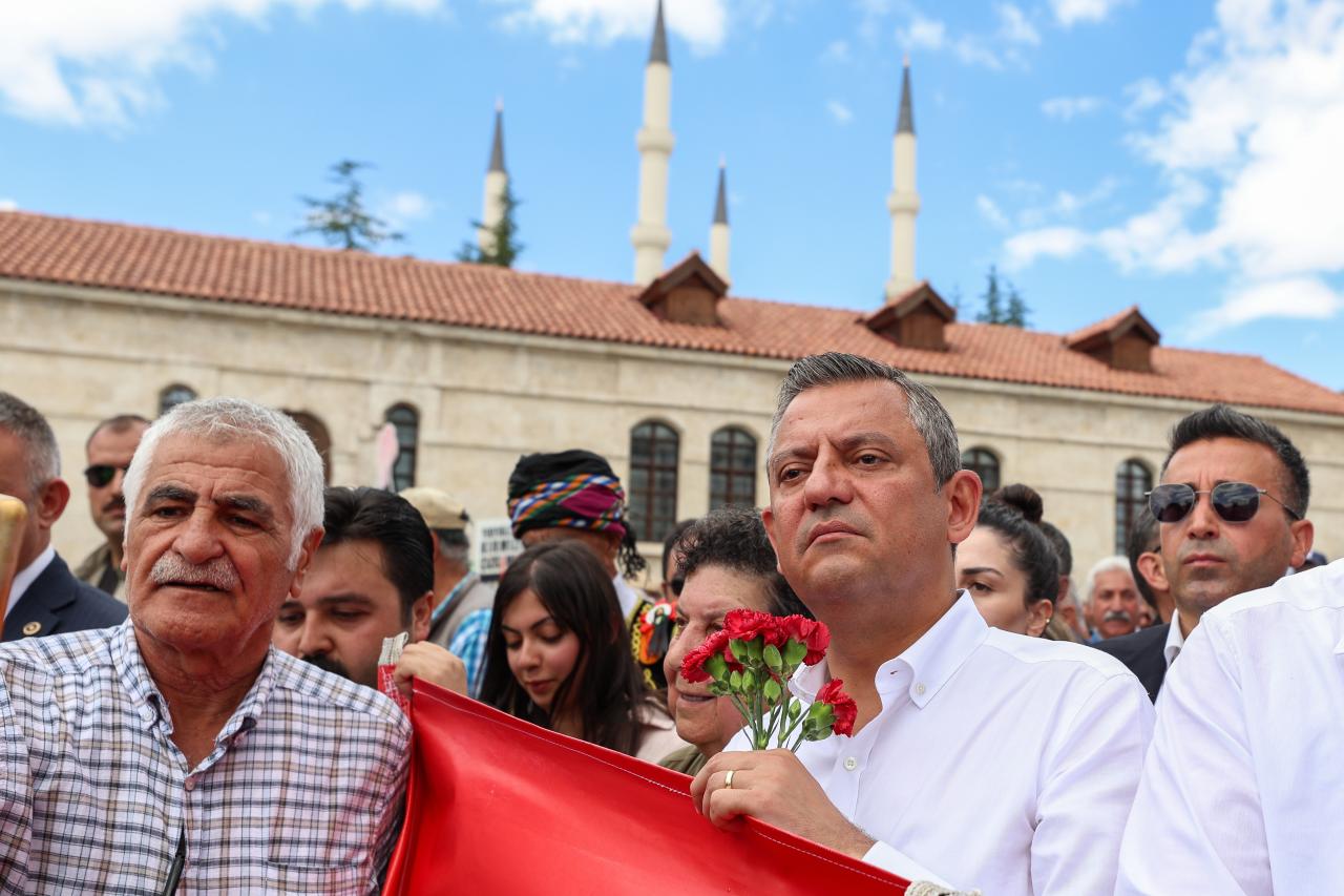 CHP Genel Başkanı Özgür Özel, Madımak Katliamı Anmasına Katıldı: “Bu Dava Kan Davası Değil, Can Davasıdır”