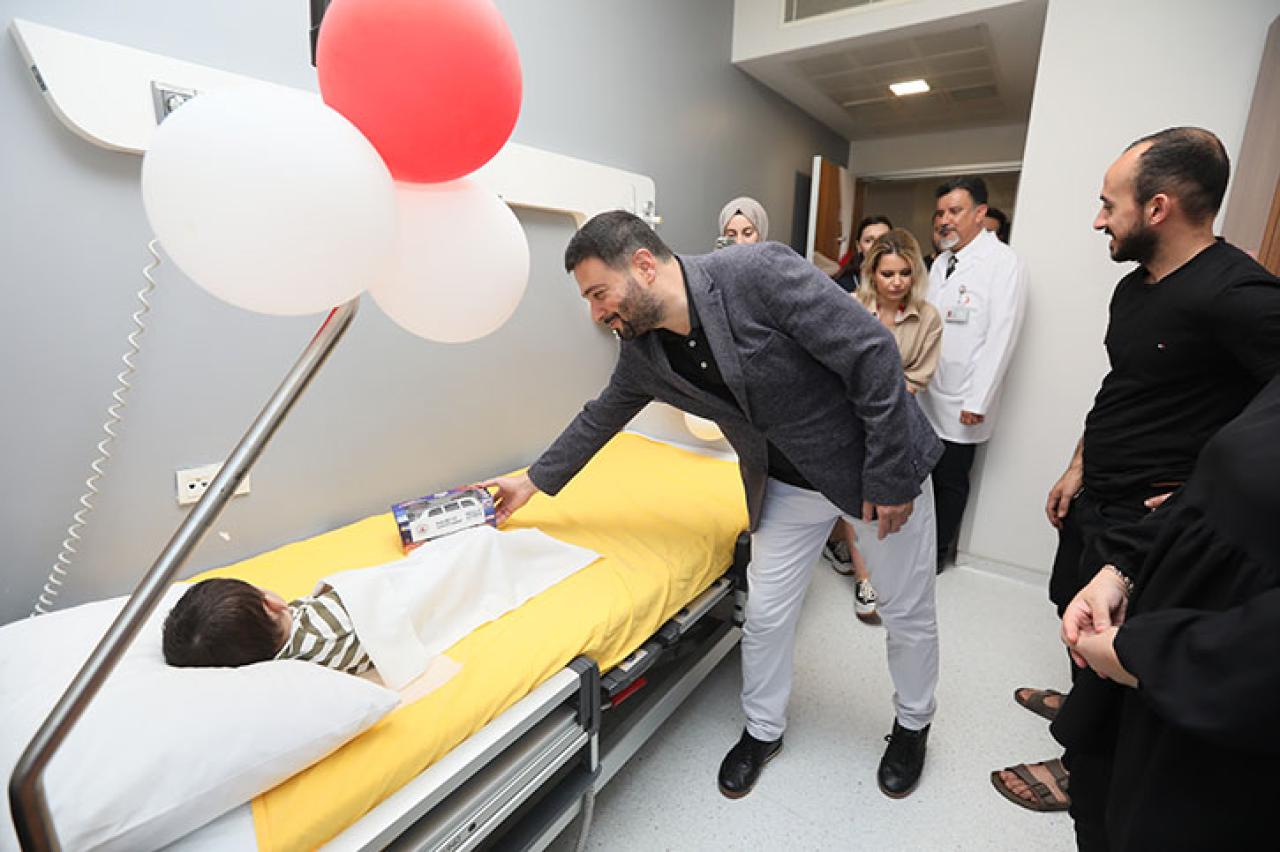 BAŞKAN ÖZTEKİN’DEN SÜNNET OLAN ÇOCUKLARA MORAL ZİYARETİ