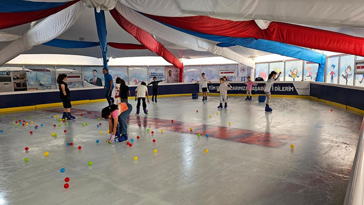 ÇOCUKLARDAN DOĞAL BUZ PİSTİ’NE YOĞUN İLGİ