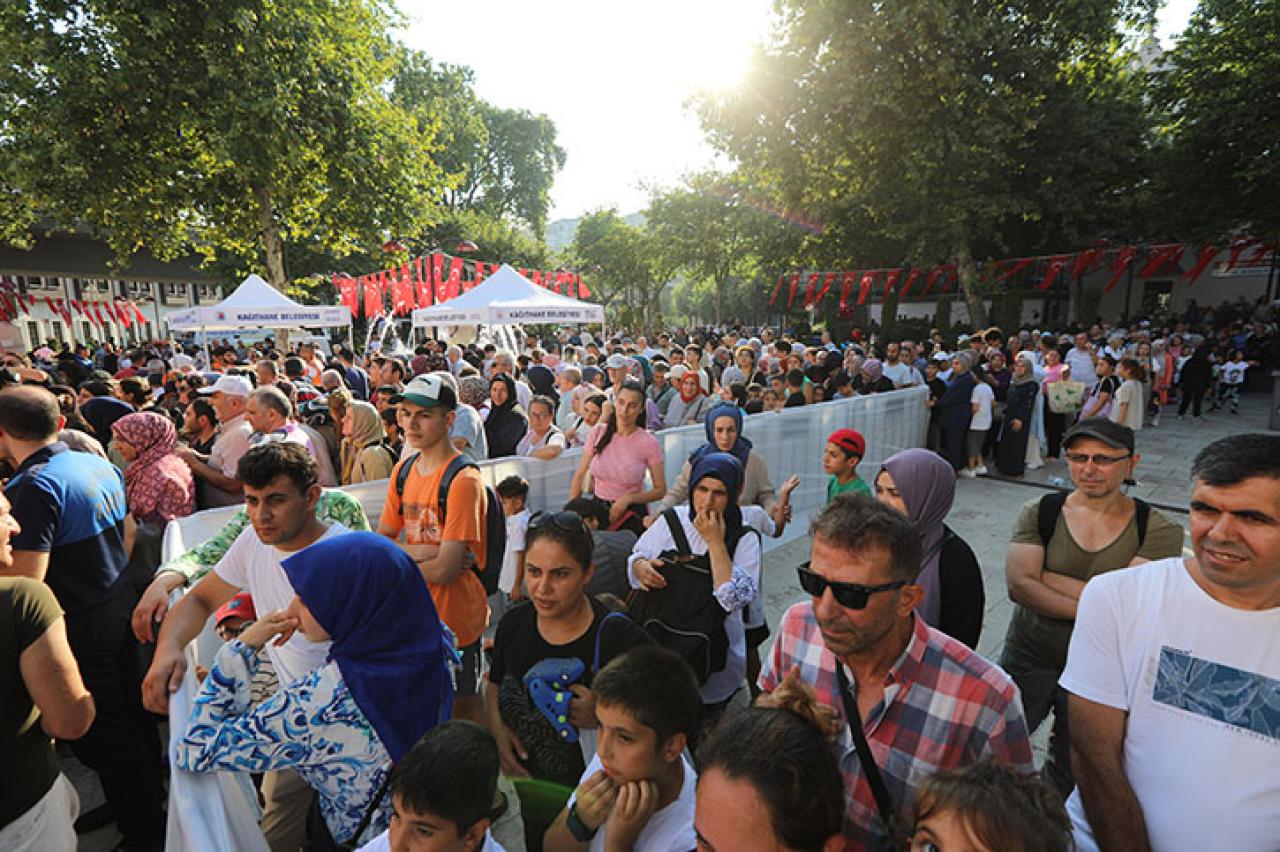 KÂĞITHANE’DE VATANDAŞLARA 35 BİN KÂSE AŞURE İKRAM EDİLDİ