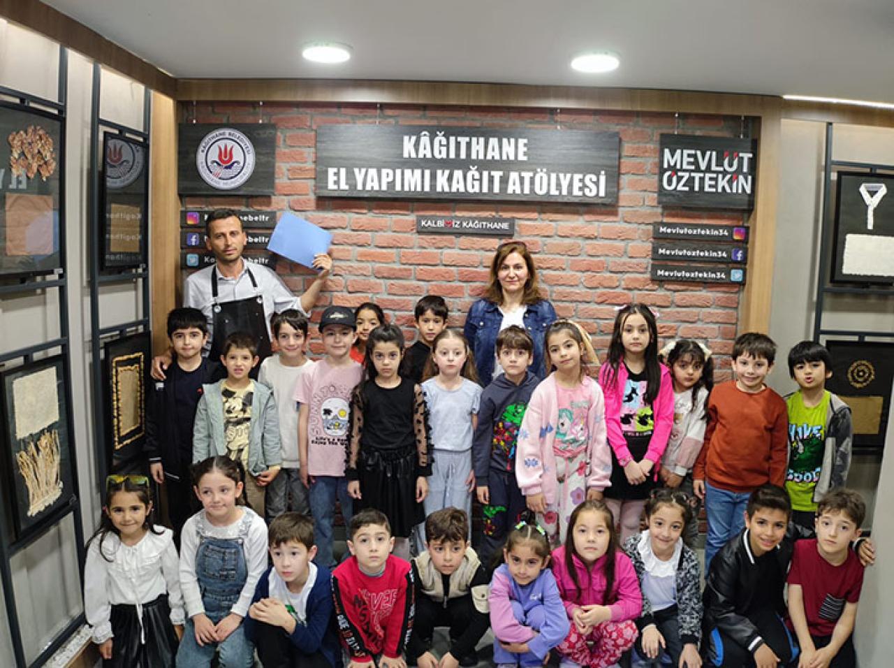 EL YAPIMI KÂĞIT ATÖLYESİ ÇOCUKLARI AĞIRLAMAYA DEVAM EDİYOR