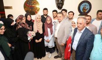 Remzi Aydın, Eyüpsultanlı Ebru Özkan'ı havalimanında karşıladı