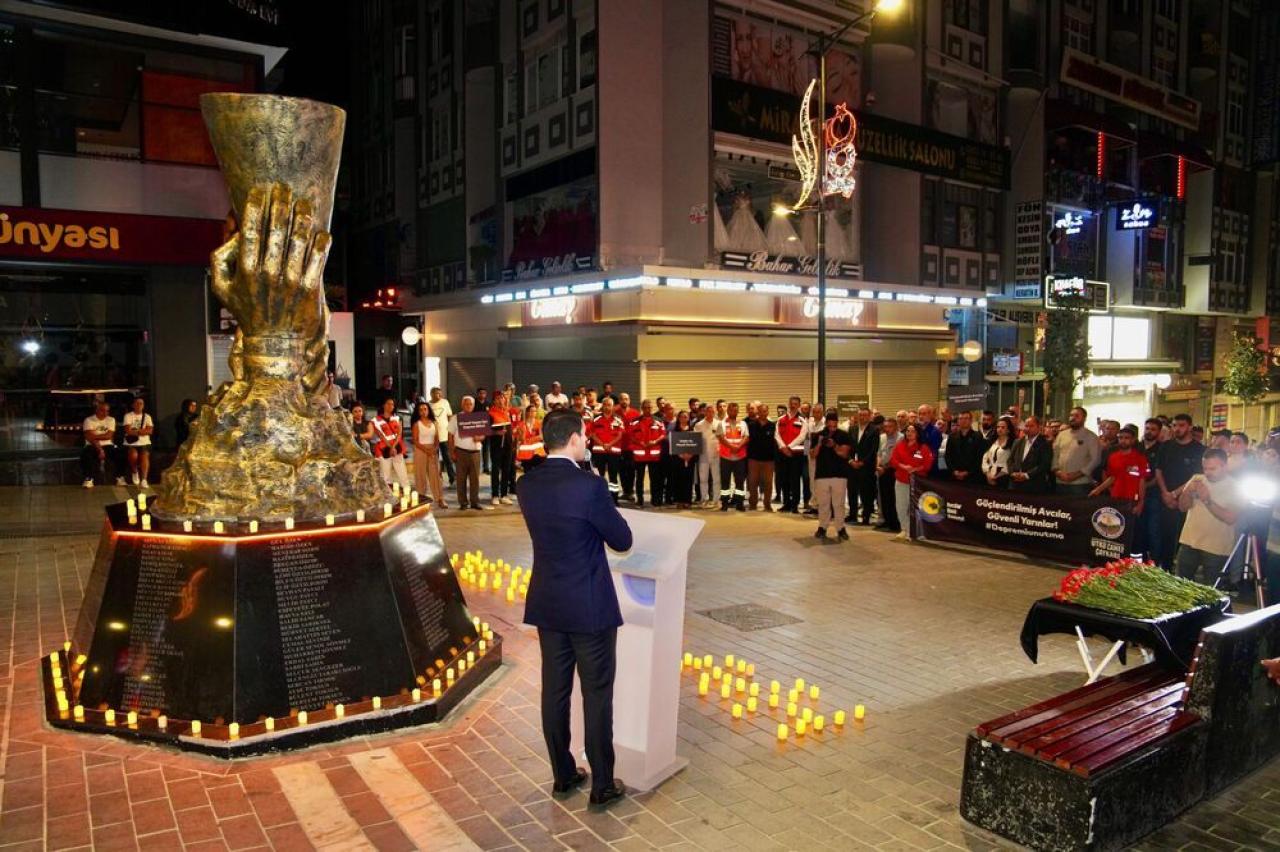 AVCILAR'DA 17 AĞUSTOS MARMARA DEPREMİ'NDE YAŞAMINI YİTİRENLER UNUTULMADI