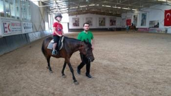 Eyüpsultan'ın özel çocuklarına atla terapi