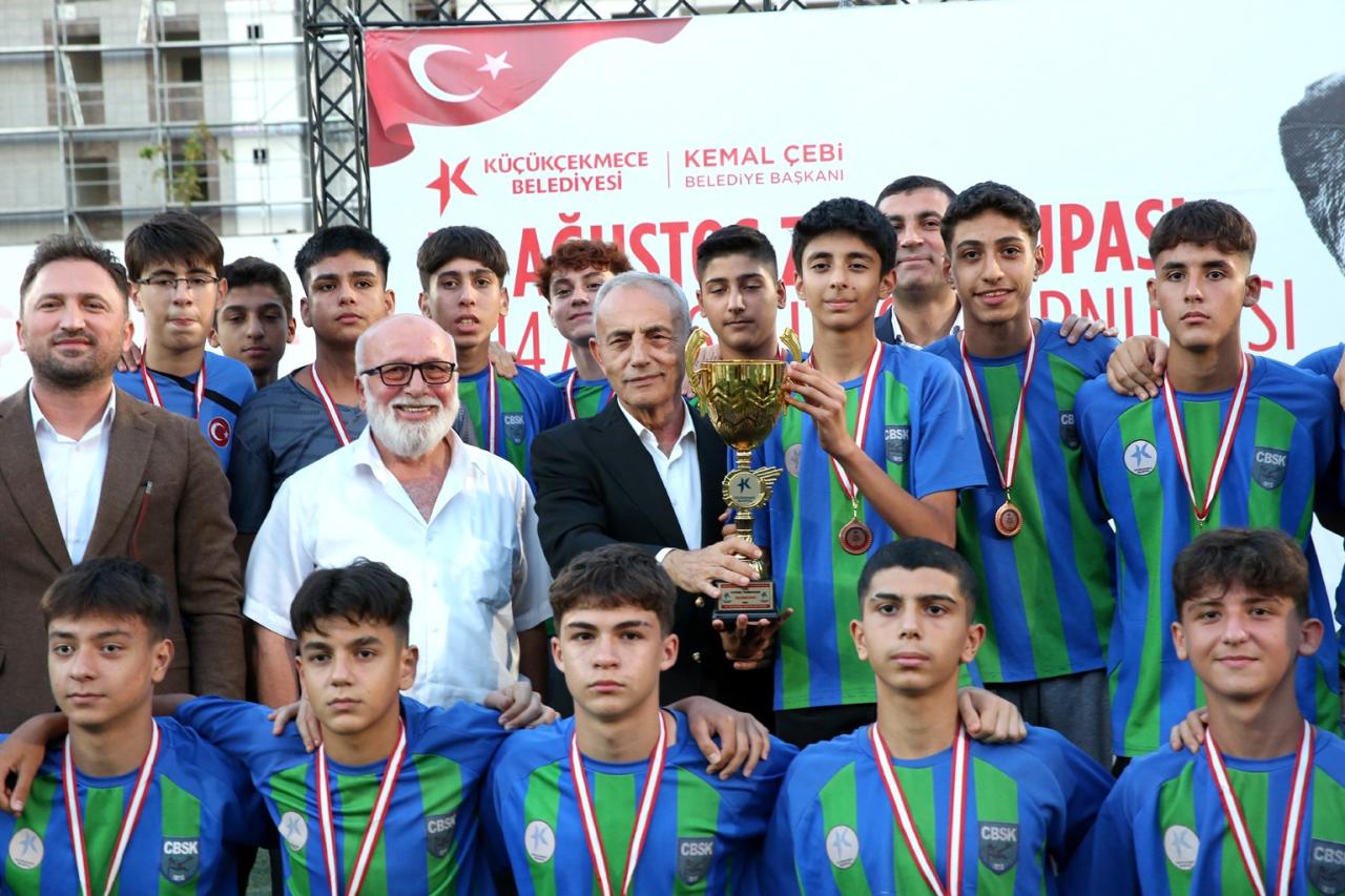 U14-U16 FUTBOL TURNUVASI’NIN KAZANANLARINA KUPALARI TAKDİM EDİLDİ
