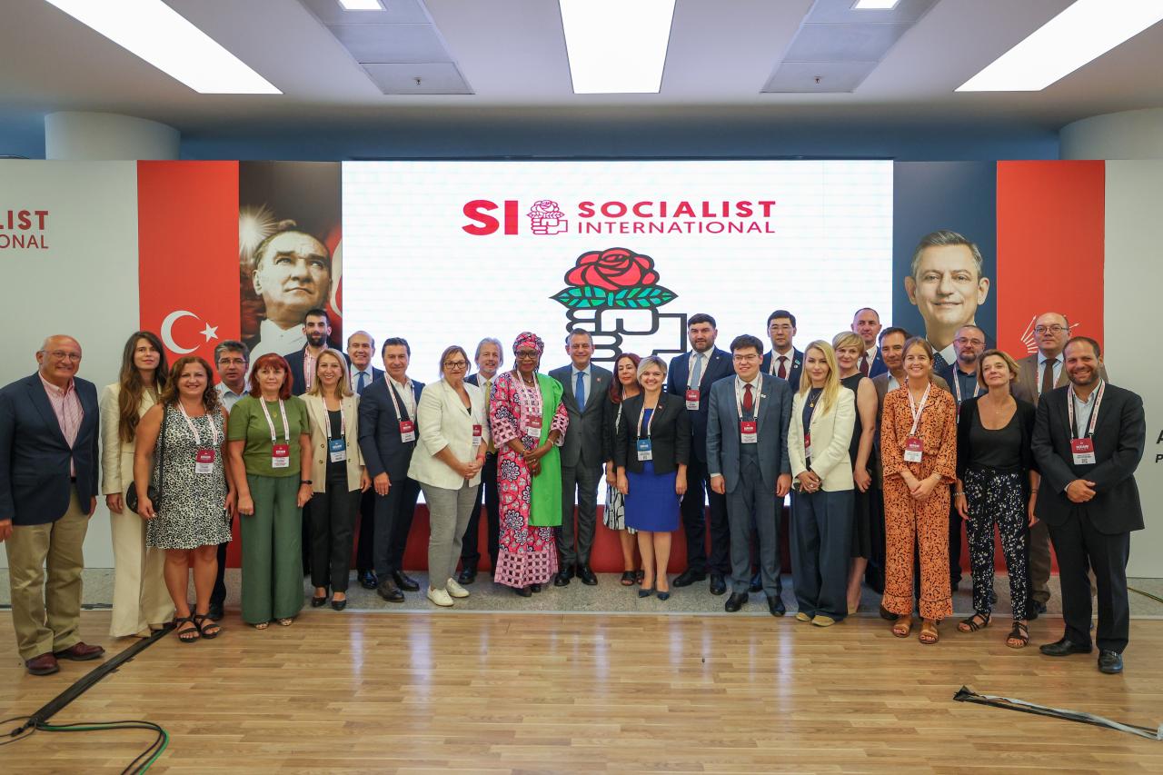 CHP Lideri Özgür Özel, İkinci Yüzyıl Değişim Kurultayında, Sosyalist Enternasyonal Komite Toplantısına Başkanlık Etti