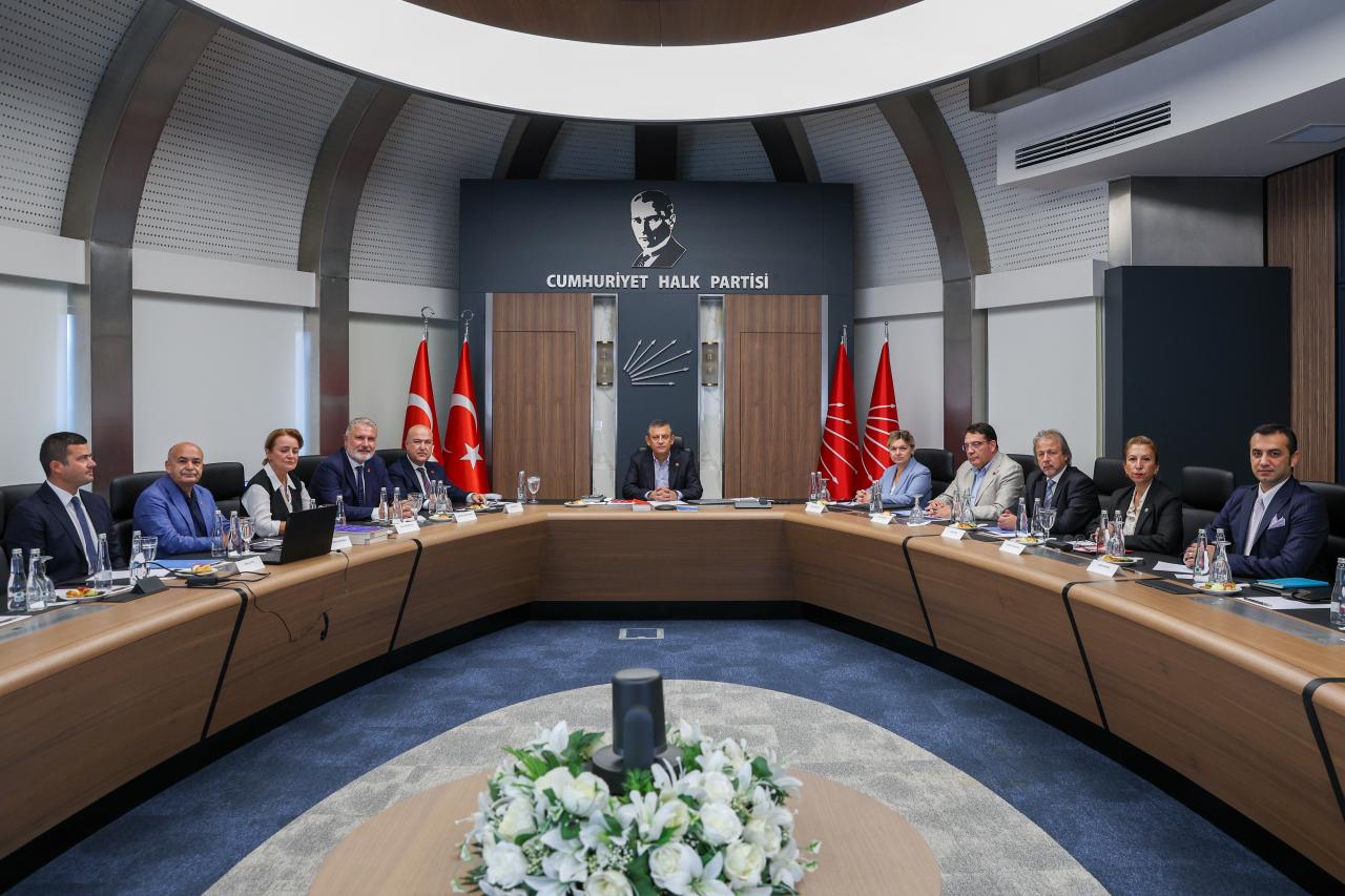 CHP Genel Başkanı Özgür Özel, Göç Politikaları Danışma Kurulu Toplantısına Başkanlık Etti