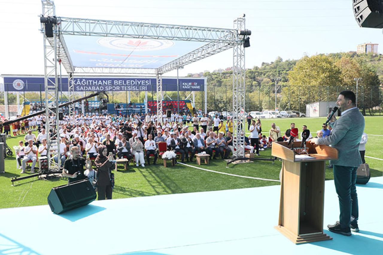 KÂĞITHANE BELEDİYESİ SADABAD SPOR SAHASI’NI YENİLEYEREK HİZMETE AÇTI
