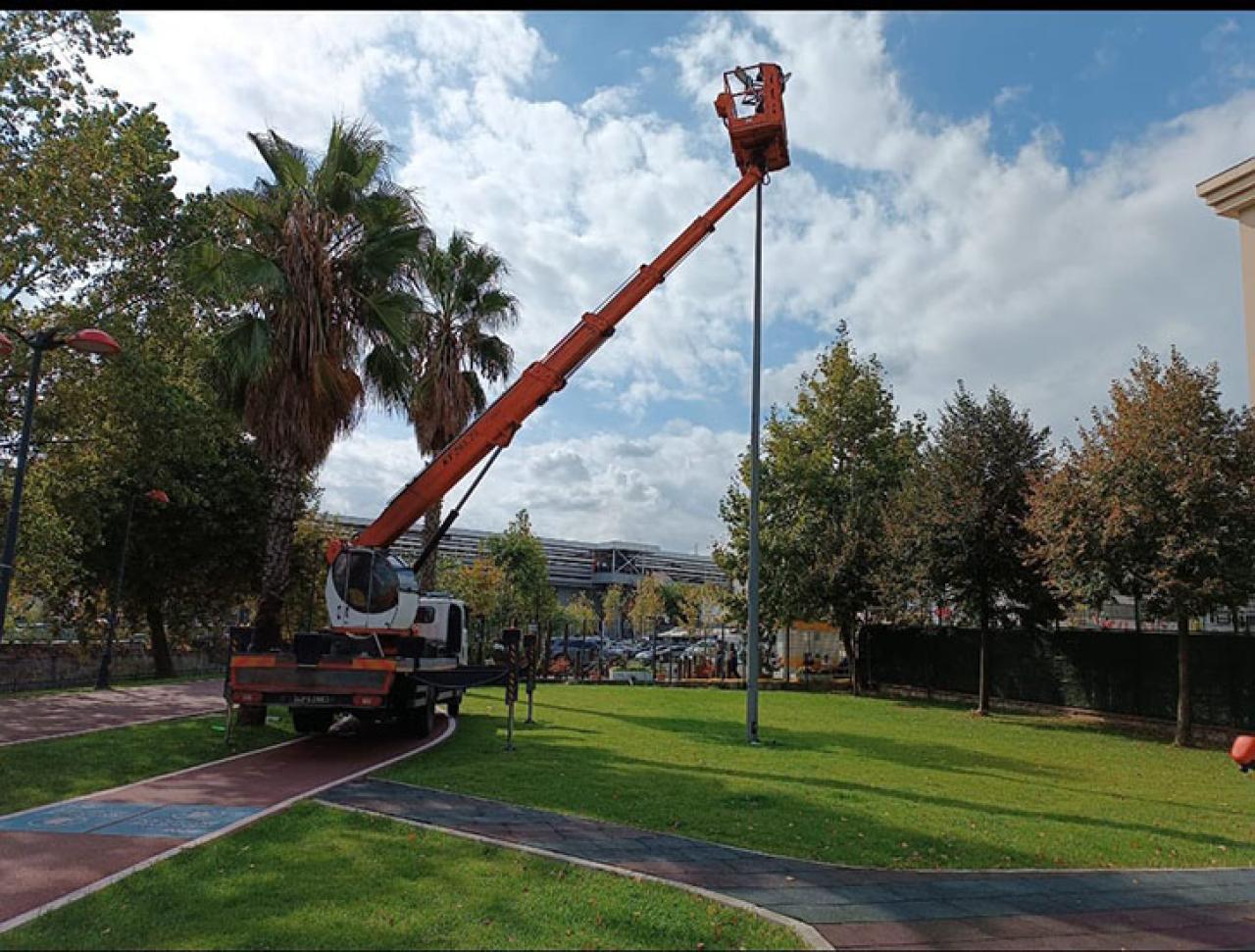 KÂĞITHANE BELEDİYESİ'NDEN PARKLARA ÇEVRECİ VE GÜVENLİ DOKUNUŞ